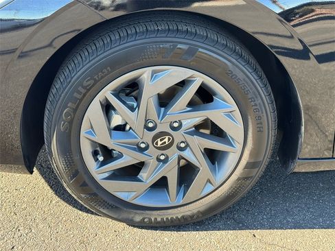 Used 2024 Hyundai Elantra Blue image 10