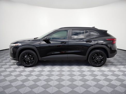 Used 2024 Chevrolet Trax LT w/ Driver Confidence Package FWD image 2