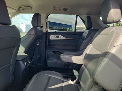Used 2025 Ford Explorer Active w/ Active Comfort Package RWD image 16