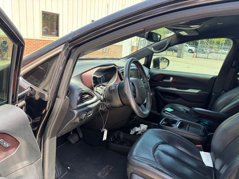 Used 2020 Chrysler Pacifica Touring-L FWD image 2