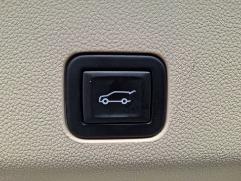 Used 2023 Cadillac Escalade Premium Luxury image 31