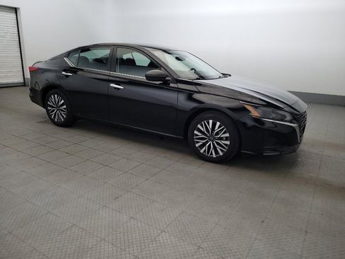 Used 2024 Nissan Altima 2.5 SV FWD image 11