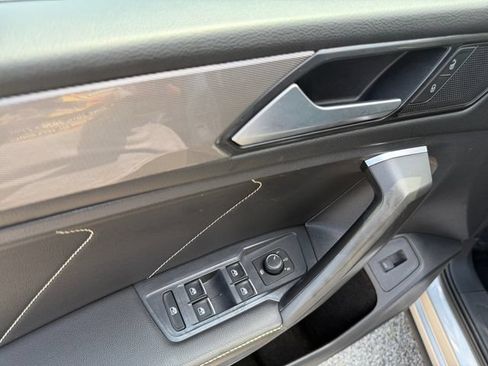 Used 2022 Volkswagen Tiguan SE w/ Panoramic Sunroof Package AWD/4WD image 17
