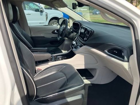 Used 2023 Chrysler Pacifica Limited FWD image 16