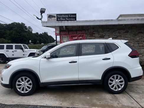 Used 2018 Nissan Rogue S FWD image 3