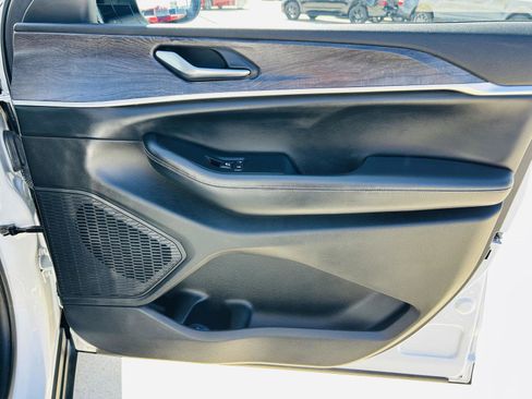 Used 2023 Jeep Grand Cherokee L Limited w/ Black Appearance Package image 37