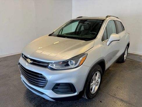 Used 2019 Chevrolet Trax LT w/ LT Convenience Package FWD image 4