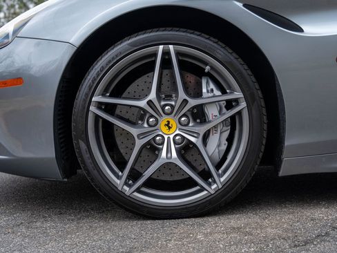 Used 2017 Ferrari California T image 11