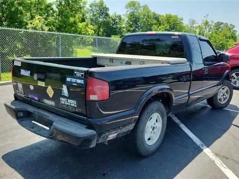 Used 2001 Chevrolet S10 Pickup LS w/ Preferred Equipment Group AWD/4WD image 2