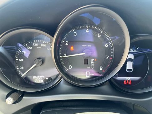 Used 2022 Porsche Macan AWD/4WD image 2