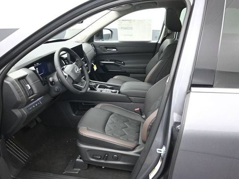 New 2026 Nissan Pathfinder Platinum image 9