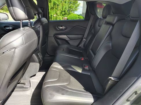 Used 2019 Jeep Cherokee Latitude Plus w/ Cold Weather Group AWD/4WD image 15