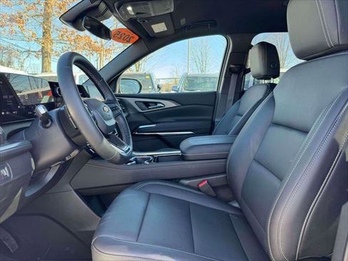 Used 2025 Chevrolet Traverse LT image 13