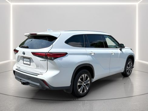 Used 2022 Toyota Highlander XLE AWD/4WD image 5