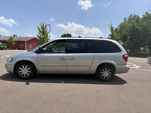 Used 2005 Chrysler Town & Country Touring FWD image 2