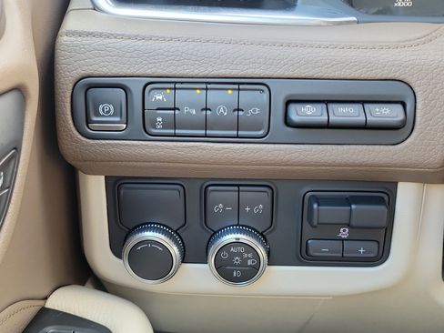 Used 2021 GMC Yukon Denali w/ Denali Premium Package image 25