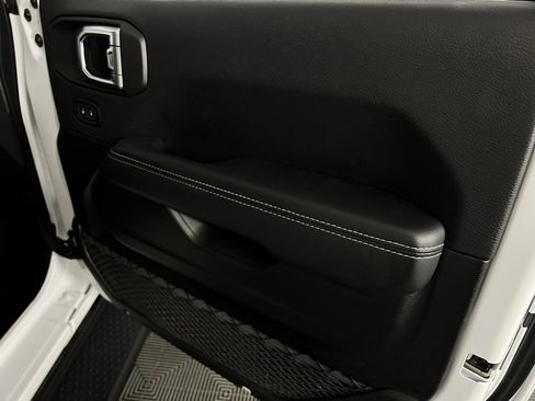 Used 2023 Jeep Wrangler Unlimited Sahara image 32