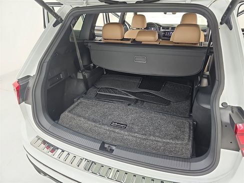 Used 2022 Volkswagen Tiguan SE R-Line image 19