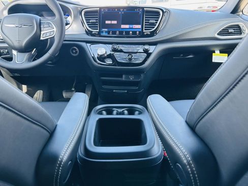 New 2026 Chrysler Pacifica Select FWD image 25