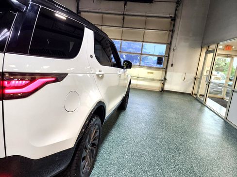 Used 2022 Land Rover Discovery S R-Dynamic image 7