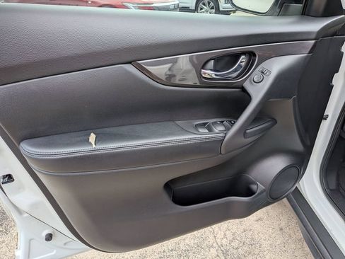 Used 2019 Nissan Rogue SV FWD image 8