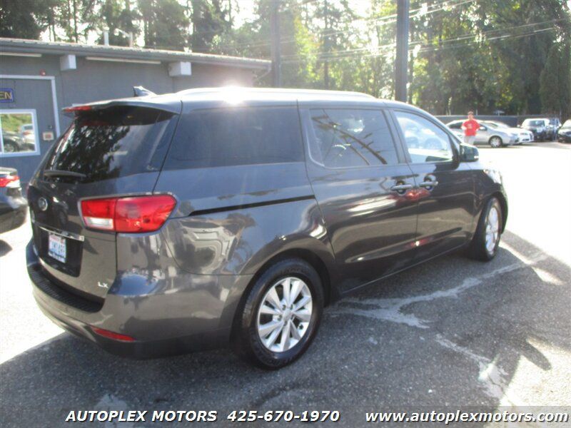 Used 2016 Kia Sedona LX w/ LX Essentials Premium Package FWD image 3