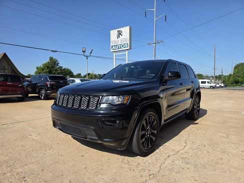 Used 2017 Jeep Grand Cherokee Altitude RWD image 3
