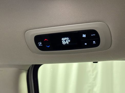 Used 2023 Chrysler Pacifica Touring-L FWD image 26