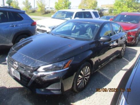 Used 2024 Nissan Altima 2.5 SV image 2