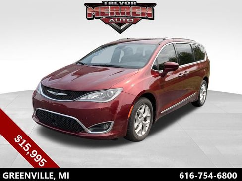 Used 2020 Chrysler Pacifica Touring-L FWD image 1