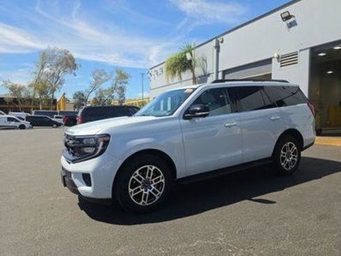 Used 2025 Ford Expedition Active AWD/4WD image 2