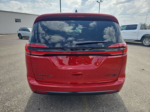 New 2027 Chrysler Pacifica Limited w/ Family Tech Group AWD/4WD image 4