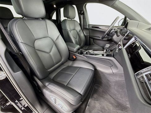 Certified 2025 Porsche Macan image 30