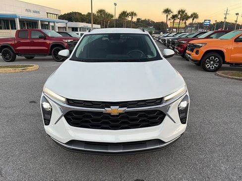 Used 2024 Chevrolet Trax LT image 2