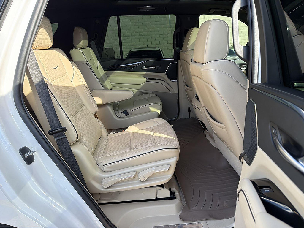 Used 2022 Cadillac Escalade Premium Luxury AWD/4WD image 21