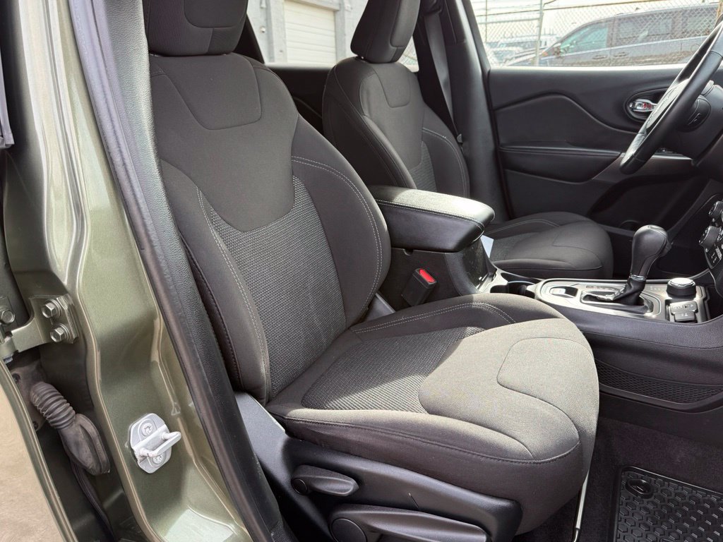 Used 2019 Jeep Cherokee Latitude w/ Cold Weather Group AWD/4WD image 27