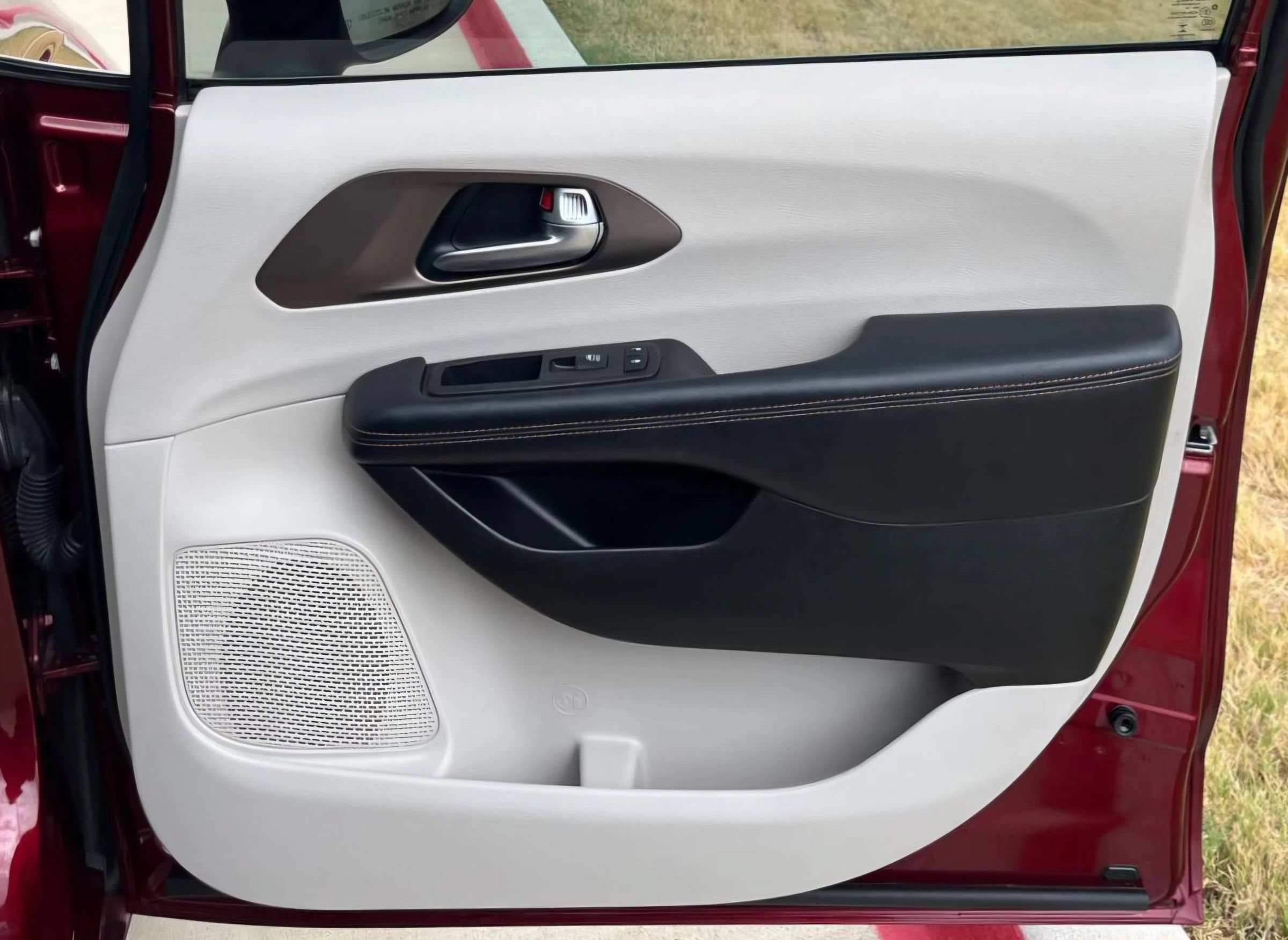 Used 2017 Chrysler Pacifica Touring FWD image 19