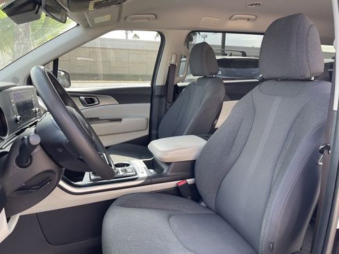 Used 2022 Kia Carnival LX image 18