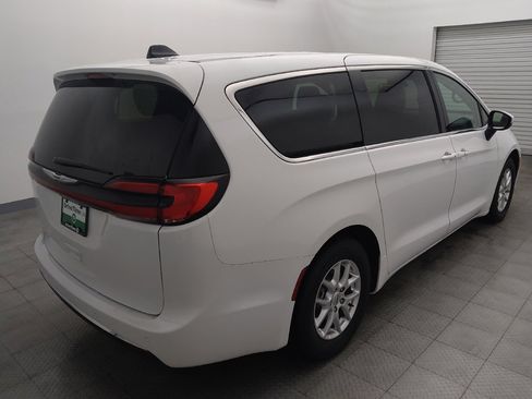 Used 2023 Chrysler Pacifica Touring-L FWD image 9