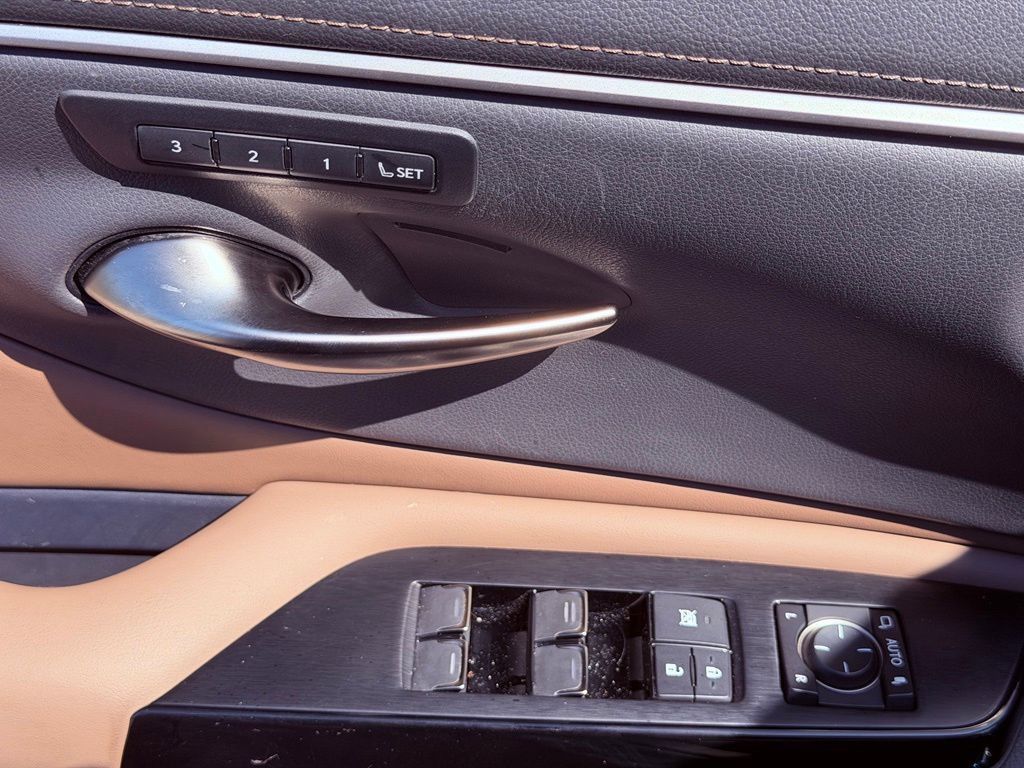 Certified 2025 Lexus ES 300h w/ Premium Package FWD image 18