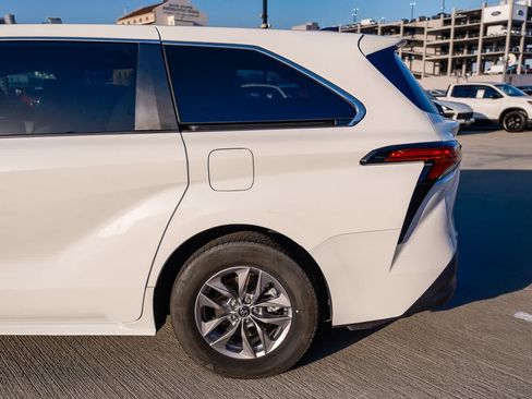 Certified 2021 Toyota Sienna LE AWD/4WD image 8