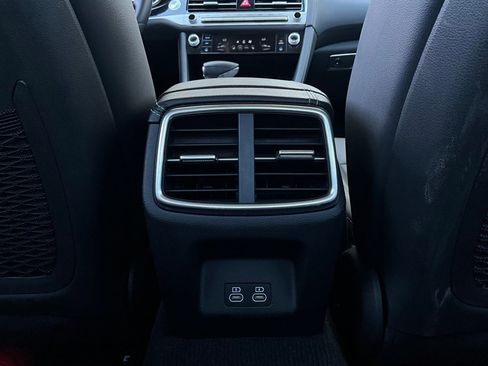 Used 2025 Genesis G70 2.5T image 13