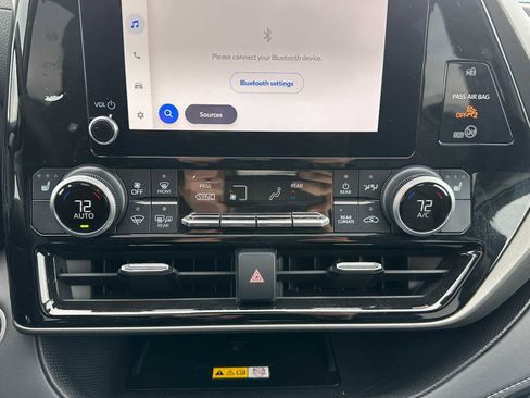 Used 2024 Toyota Highlander LE image 30