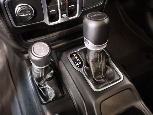 Used 2025 Jeep Gladiator Overland AWD/4WD image 8