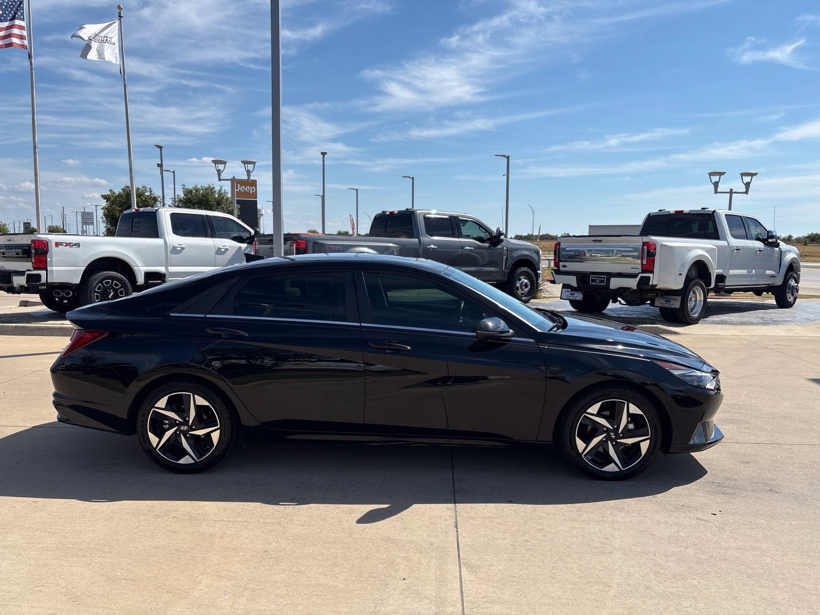 Used 2023 Hyundai Elantra Limited w/ Preferred Accessory Package FWD image 7