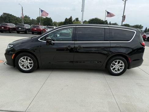 Used 2025 Chrysler Pacifica Select FWD image 5