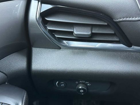 Used 2022 Chevrolet Traverse LT image 33