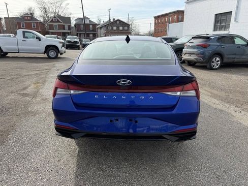 Used 2023 Hyundai Elantra SE image 3