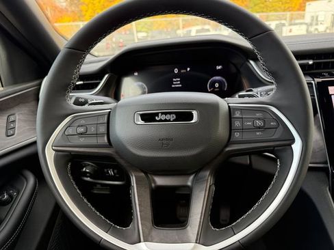 New 2025 Jeep Grand Cherokee Limited image 23