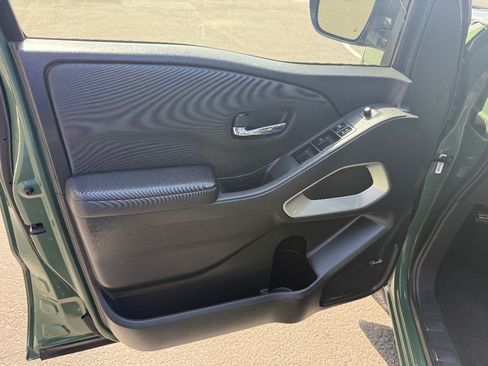 Used 2023 Nissan Frontier SV w/ SV Premium Package RWD image 9